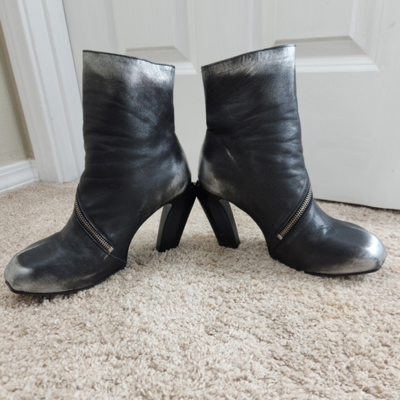 Shaguar Dorritie spiral zip ankle boot by John Fluevog - Picture 8 of 11